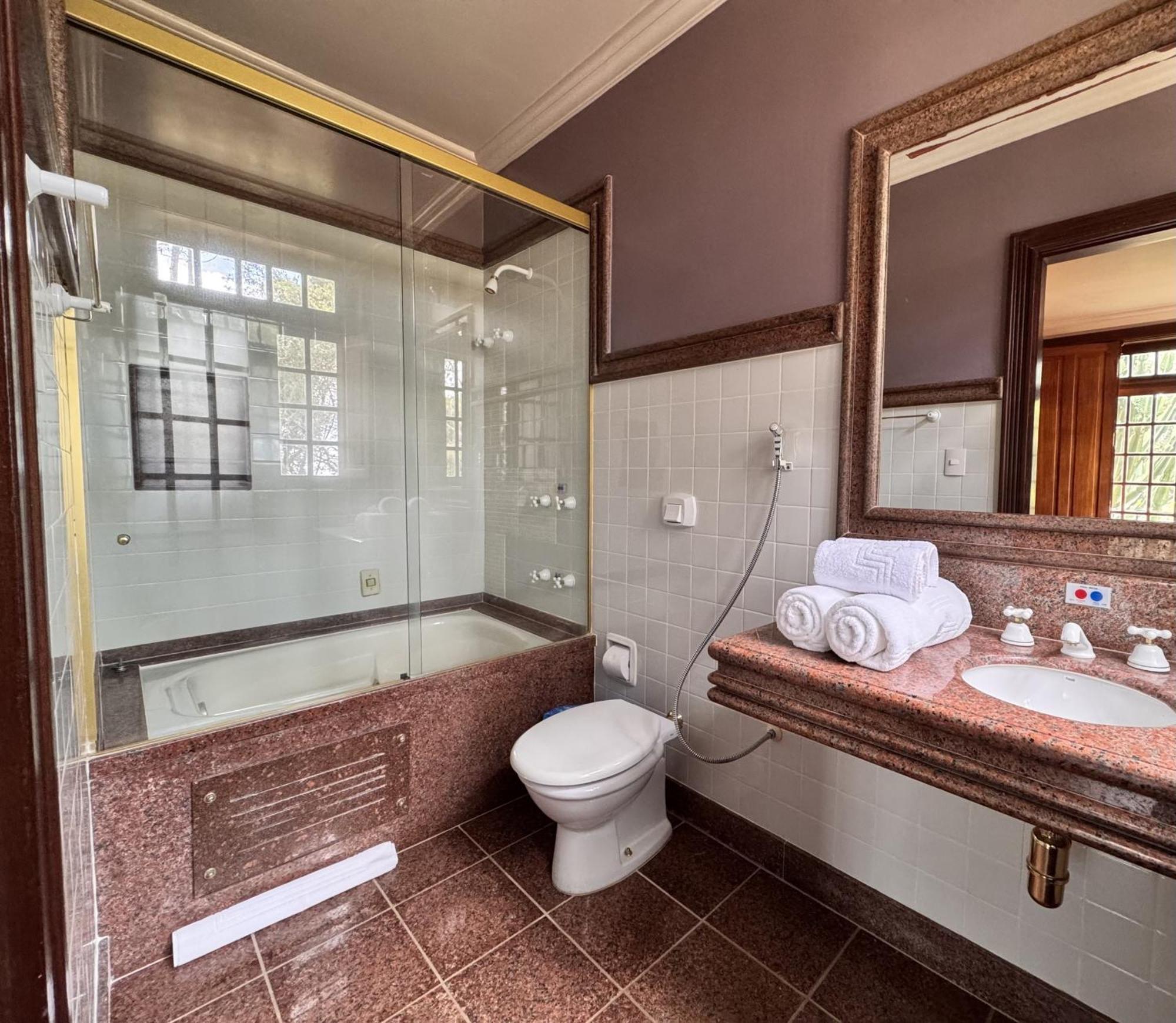 Aroso Paco Hotel Педра-Азул Екстер'єр фото A bathroom in a hotel